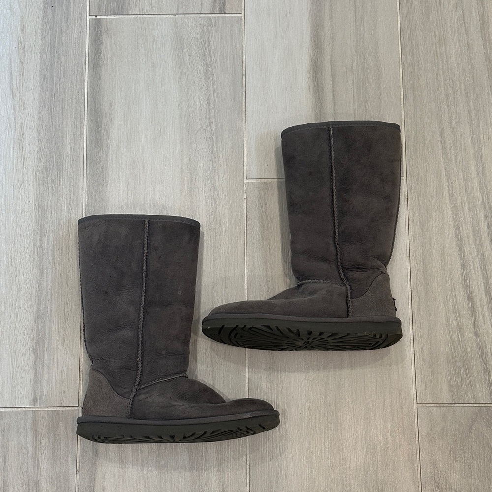 UGG Tall Size 6 Gray Suede Boots